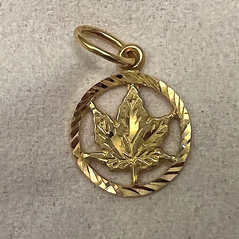 Maple leaf charm. 18k
